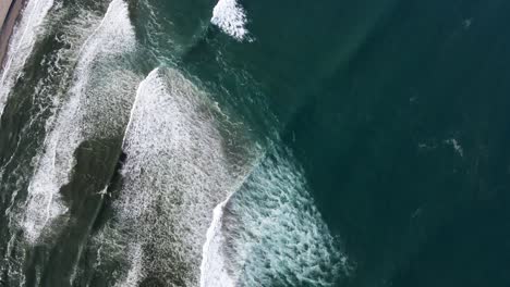 Luftaufnahme-Von-Wellenlinien-Und-Großen-Meereswellen,-Die-Am-Ufer-Des-Berühmten-Surfspots-Puerto-Escondido-Mexico-Krachen
