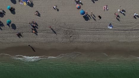 An-aerial-view-of-a-beach-in-Fort-Lauderdale,-Florida-on-a-sunny-day