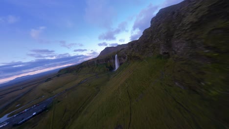 Wasserfall-Seljalandsfoss-Island,-Filmischer-FPV-Drohnenflug