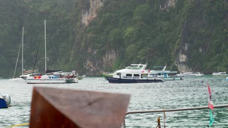 Phi-Phi-Insel-Dock-Voller-Langer-Boote-Für-Tourismus-Phuket-Thailand-Segler