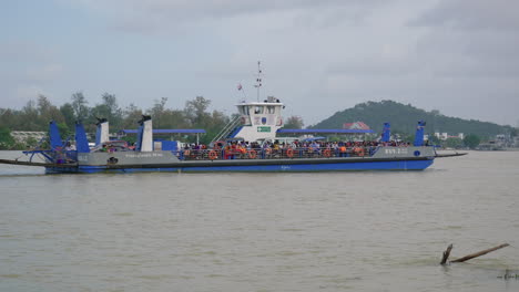 Ferry-Lleno-De-Gente-En-Asia