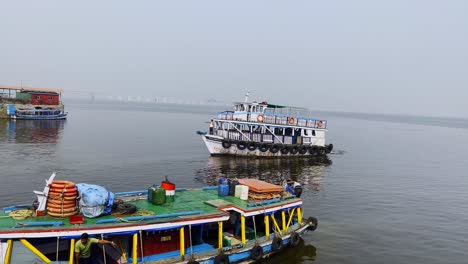 Traditional-tourist-water-boats-riding-tourists-from-Alibaug-to-Gateway-Of-India,-Mumbai
