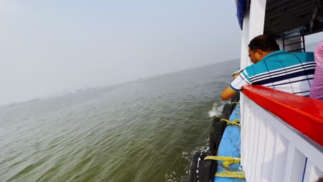 Ein-Boot-Mit-Touristen-Für-Eine-Fahrt-über-Das-Arabische-Meer-In-Mumbai