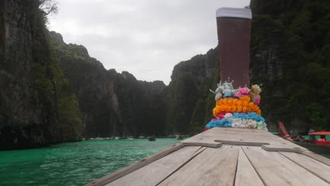 Pi-Leh-Lagune-Auf-Der-Insel-Phi-Phi-Phuket-Thailand-Schwenkaufnahme-Langboot-Türkisfarbenes-Wasser