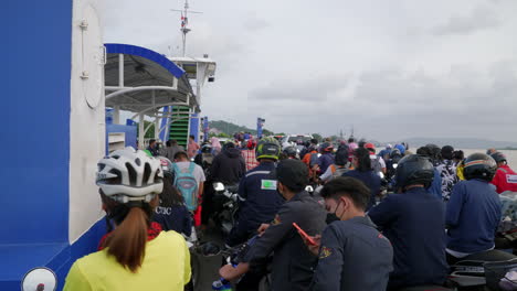 Personas-En-Motocicletas-Y-Bicicletas-En-Ferry,-Ferry-De-Songkhla,-Tailandia