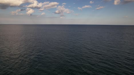 Eine-Luftaufnahme-Des-Atlantischen-Ozeans-Vor-Einem-Strand-In-Fort-Lauderdale,-Florida,-An-Einem-Schönen-Tag-Mit-Blauem-Himmel