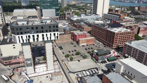 Aerial-Urban-orbit-shot-of-the-urban-environment-Detroit,-Michigan-with-the-Exchange-Tower