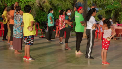 Menschen-Trainieren-Auf-Der-Straße-Mit-Lokalen-Straßenkünstlern-In-Thailand