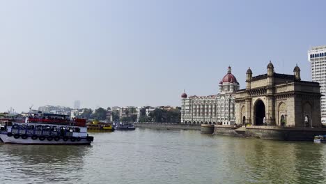 Eine-Aufnahme-Der-Majestätischen-Stadt-Indien,-Die-Hoch-Am-Arabischen-Meer-In-Mumbai-Steht