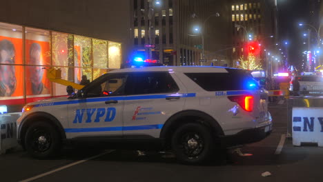 NYPD-Polizeiauto-Mit-Blinkenden-Lichtern,-Das-Nachts-Auf-Dem-Times-Square-In-New-York-City-Geparkt-Ist