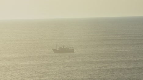 Barco-Navegando-Por-La-Costa-De-Portugal-Al-Atardecer