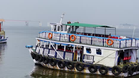 Eine-Seitliche-Aufnahme-Leerer-Touristenboote,-Die-Am-Tor-Von-Mumbai-Auf-Menschen-Warten