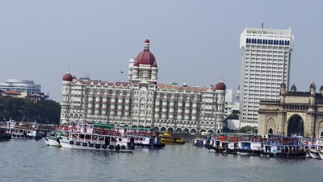 Eine-Aufnahme-Des-Meistbesuchten-Touristenortes-Von-Mumbai,-Dem-Tor-Zu-Indien,-Vom-Meer-Aus