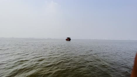 Una-Foto-Tomada-Desde-Un-Barco-Del-Mar-Arábigo-Por-La-Costa-De-Mumbai