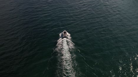 Eine-Luftaufnahme-Eines-Einzelnen-Weißen-Bootes-Im-Atlantik-An-Einem-Sonnigen-Tag-In-Fort-Lauderdale,-Florida
