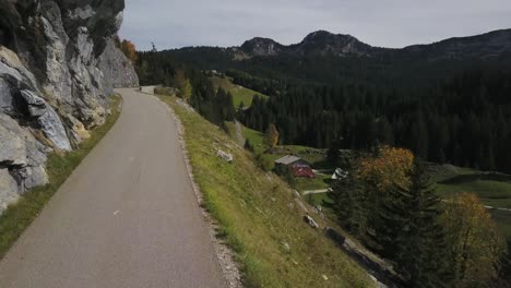 Drohne-Fliegt-über-Panoramastraße-Am-Berghang-Mit-Ländlicher-Landschaft-Im-Hintergrund,-Haute-Savoie-In-Frankreich