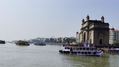 Eine-Seitliche-Aufnahme-Des-Historischen-Bauwerks-„The-Gate-Way-Of-India“,-Das-Am-Arabischen-Meer-In-Mumbai-Steht