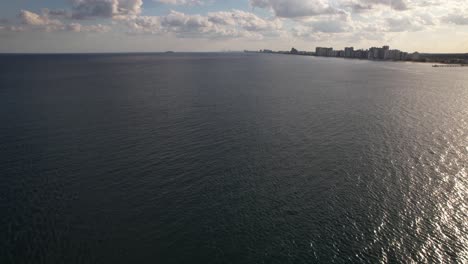 Eine-Luftaufnahme-über-Den-Atlantischen-Ozean-Vor-Einem-Strand-In-Fort-Lauderdale,-Florida,-An-Einem-Sonnigen-Tag