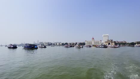 Eine-Aufnahme-Der-Hauptstadt-Indiens,-Der-Stadt-Mumbai,-Vom-Meer-Aus