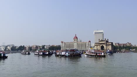 Eine-Übersichtsaufnahme-Des-Taj-Mahal-Hotels-Und-Des-Gate-Way-Of-India,-Aufgenommen-Vom-Meer-Aus
