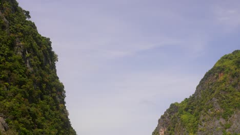 Bahía-Maya-Isla-Phi-Phi-En-Phuket,-Tailandia-Tiro-Inclinado