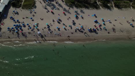 Eine-Luftaufnahme-Eines-Strandes-In-Fort-Lauderdale,-Florida-An-Einem-Sonnigen-Tag