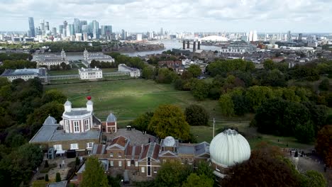 Antena-De-Establecimiento-Soleado-Del-Observatorio-De-Greenwich-Y-La-Ciudad-De-Londres-En-El-Fondo