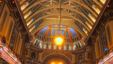 Blick-In-Die-Decke-Mit-Hängeleuchte-In-Der-Markthalle-In-Leadenhall,-London,-Großbritannien