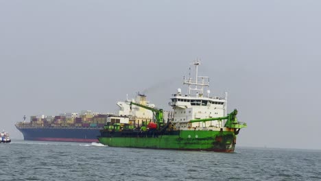 Aufnahme-Eines-Container--Oder-Frachtschiffs,-Das-Seine-Gesamte-Ladung-In-Intermodalen-Containern-In-LKW-Größe-Transportiert
