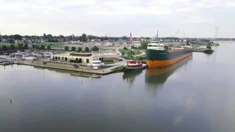 Industrieschiff-Vertäut-In-Der-Nähe-Des-Nationalmuseums-Der-Großen-Seen-In-Toledo,-Drohnenaufnahme-Aus-Der-Luft