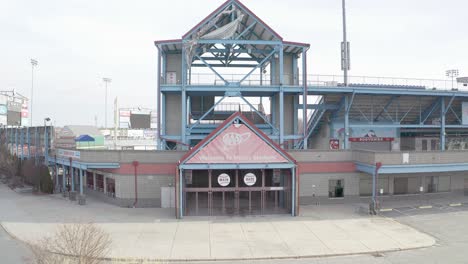 McCoy-Stadion-In-Pawtucket,-Rhode-Island,-Freiliegende-Drohne,-Die-Auf-Den-Ticketschalter-Des-Verlassenen-Baseballfelds-Starrt,-Luftaufnahme
