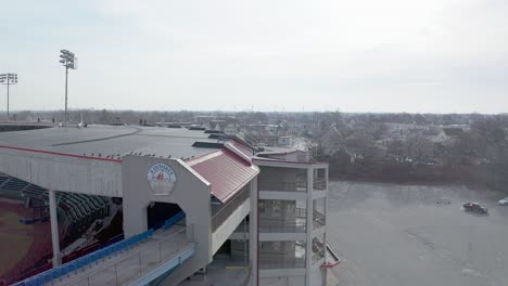 McCoy-Stadion-In-Pawtucket,-Rhode-Island,-Drohne-Zeigt-Die-Rückseite-Eines-Verlassenen-Baseballfeldes-Und-Parkplatzes,-Luftaufnahme