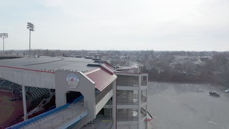 Estadio-Mccoy-En-Pawtucket-Rhode-Island,-Dron-Que-Muestra-La-Parte-Trasera-Del-Campo-De-Béisbol-Abandonado-Y-Estacionamiento,-Antena