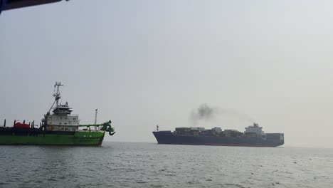 Eine-Aufnahme-Eines-Schiffes,-Das-Am-Hafen-Von-Mumbai-Rauch-In-Die-Luft-Ausstößt