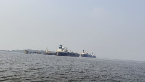 Eine-Bewegende-Aufnahme-Des-Schiffes,-Das-Mitten-Im-Arabischen-Meer-An-Der-Küste-Von-Mumbai-Anlegt
