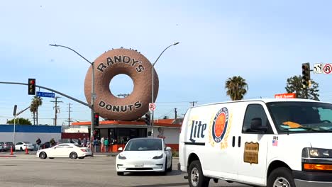 Zeitraffer-Mit-Blick-Auf-Die-Straße-Mit-Der-Berühmten-Bäckerei-Und-Wahrzeichen-Von-Randy&#39;s-Donuts-In-Inglwood,-Kalifornien