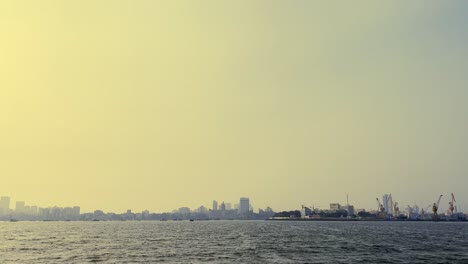 Eine-Aufnahme-Der-Küste-Der-Faszinierenden-Stadt-Mumbai