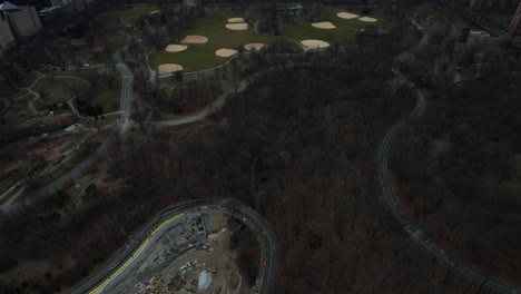 Eine-Luftaufnahme-über-Den-Central-Park-In-New-York-City-An-Einem-Bewölkten-Tag