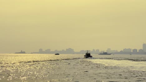 Eine-Aufnahme-Der-Meereslinie-Der-Immer-Wieder-Erstaunlichen-Stadt-Mumbai,-Indien
