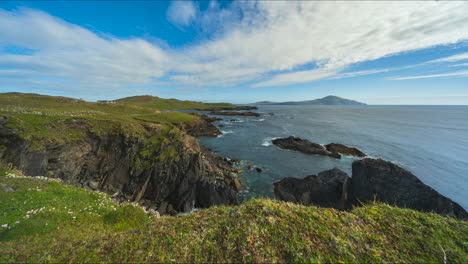 Zeitraffer-Einer-Zerklüfteten-Küste-Mit-Ziehenden-Wolken-An-Einem-Sonnigen-Tag-In-Der-Cloughmore-Bay-Auf-Achill-Island-Im-County-Mayo-Entlang-Des-Wild-Atlantic-Way