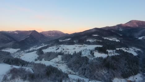 Landschaft-Des-Gefrorenen-Berges-Pohorje,-Südlicher-Kalkstein-In-Slowenien,-Winter,-Weißer-Schnee,-Der-Kiefernbäume-Bedeckt,-Und-Wunderschöne-Skyline-Bei-Sonnenaufgang