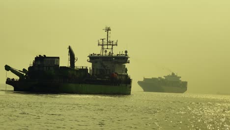 Eine-Aufnahme-Von-Booten,-Die-Im-Arabischen-Meer-An-Der-Küste-Von-Mumbai-Zum-Angeln-Fahren