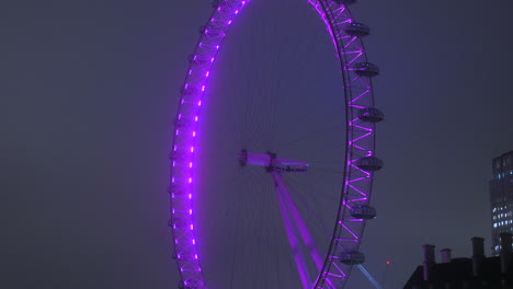 Ojo-De-Londres-Iluminado-En-El-Río-Támesis-Durante-La-Noche-En-Londres,-Reino-Unido