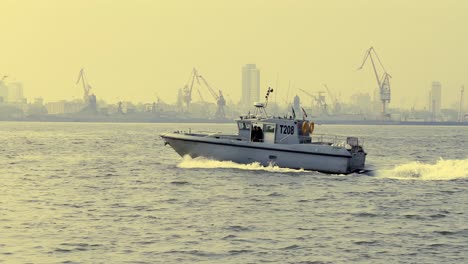 Ein-Boot,-Das-Im-Arabischen-Meer-An-Der-Küste-Von-Mumbai-Rast