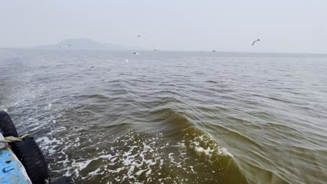 Eine-Aufnahme-Des-Meeres-Von-Einem-Fahrenden-Boot-In-Mumbai