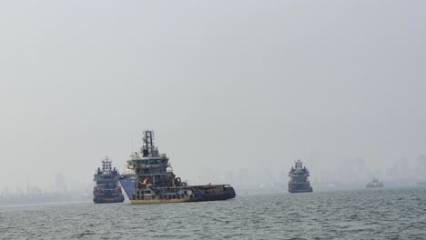 Eine-Aufnahme-Vieler-Schiffe,-Die-über-Das-Arabische-Meer-An-Der-Küste-Von-Mumbai,-Indien,-Segeln