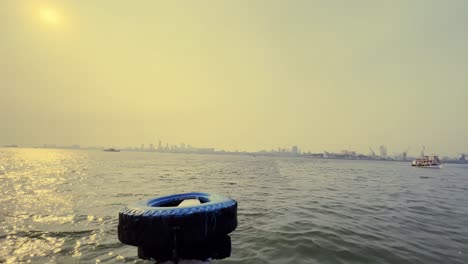 Una-Foto-Del-Mar-árabe-En-Calma-Desde-Un-Barco-Turístico-En-El-Puerto-De-Mumbai
