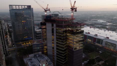 Aerial-view-circling-the-1550-on-the-green-Construction-site,-in-Downtown-Houston,-USA