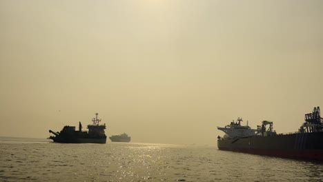 Eine-Spielerische-Aufnahme-Der-Boote-über-Dem-Ruhigen-Meer-Vor-Der-Küste-Von-Mumbai
