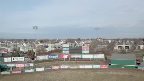 McCoy-Stadion-In-Pawtucket,-Rhode-Island,-Drohnenaufnahme-Beginnt-Auf-Der-Anzeigetafel-Und-Zeigt-Das-Verlassene-Stadion,-Luftaufnahme
